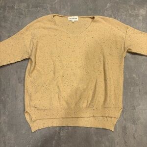HEARTLOOM V-neck Beige Sweater Size Medium‎